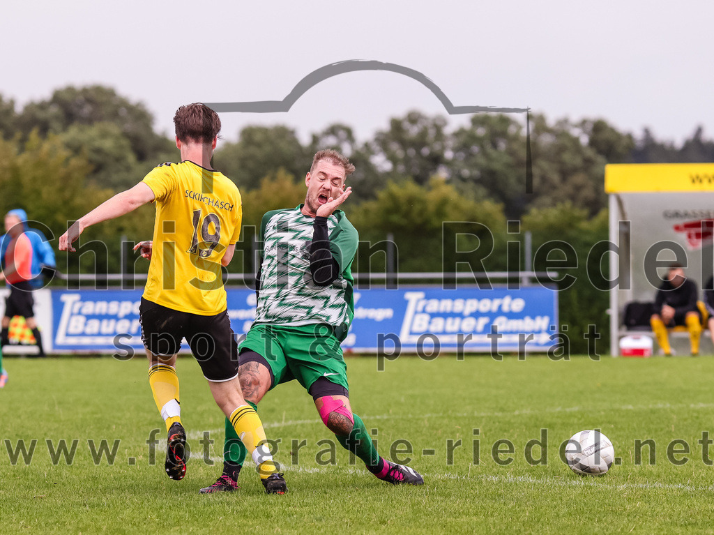 2023-08-06_061_SC_Kirchasch_gegen_SV_Eichenried | Bockhorn, Deutschland, 06.08.2023:
Fußball, Kreisliga 2023 / 2024, 2. Spieltag, SC Kirchasch gegen SV Eichenried, Endergebnis: 3:1

Julian Bauer (SC Kirchasch, #19), Bastian Reuel (SV Eichenried, #20)

Foto: Christian Riedel / fotografie-riedel.net