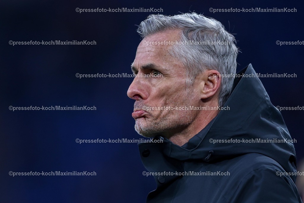 S0414032502119 | 14.03.2025, Fußball, FC Schalke 04 - Hannover 96, 2.. Fußball Bundesliga, 26. Spieltag, Veltins-Arena Gelsenkirchen, Saison 2024 2025: Trainer Kees van Wonderen (S04 Cheftrainer)DFB regulations prohibit any use of photographs as image sequences and or quasi-video.