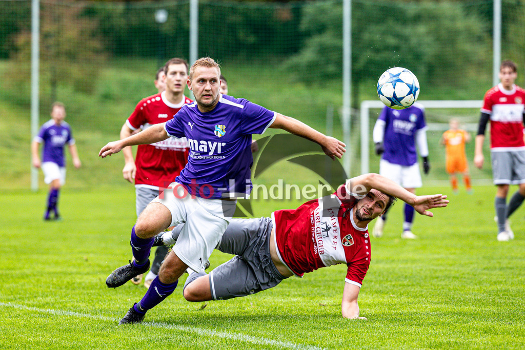 SG Hungerbach gegen FC Wildsteig/Rottenbuch | Fußball Kreisliga Herren Oberbayern Zugspitze Gruppe 1 2024/25, SG Hungerbach gegen FC Wildsteig/Rottenbuch, 20241005,Zuelle zwischen Tobias SCHÜLLER (SG Hungerbach 7) und Martin HENNEBACH (FC Wildsteig/Rottenbuch 10),2024-10-05 in Huglfing (Sportpark Huglfing), Tobias SCHÜLLER (SG Hungerbach 7), Martin HENNEBACH (FC Wildsteig/Rottenbuch 10)Copyright: WolfgangxLindner www.foto-lindner.de