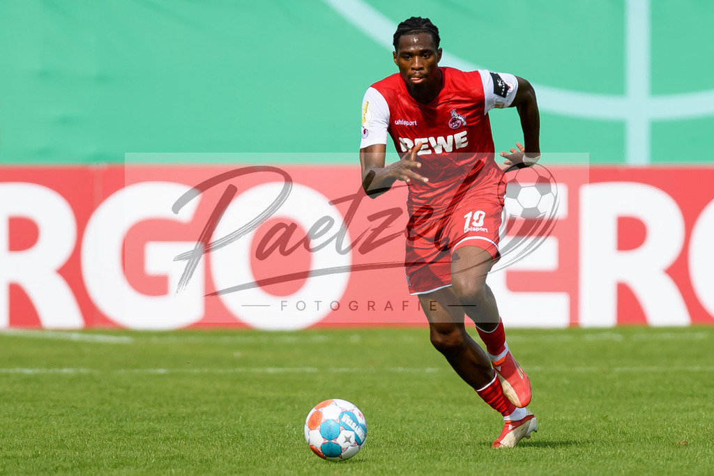 JENKOE20210808_254 | Fussball, Herren: Kingsley Ehizibue (1. FC Koeln) in Aktion, am Ball, Einzelaktion beim Spiel der 1. Runde im DFB-Pokal zwischen FC Carl Zeiss Jena und 1. FC Koeln im Ernst-Abbe-Sportfeld am 08.08.2021 in Jena, Deutschland.DFB / DFL REGULATIONS PROHIBIT ANY USE OF PHOTOGRAPHS AS IMAGE SEQUENCES AND/OR QUASI-VIDEO. - Realisiert mit Pictrs.com