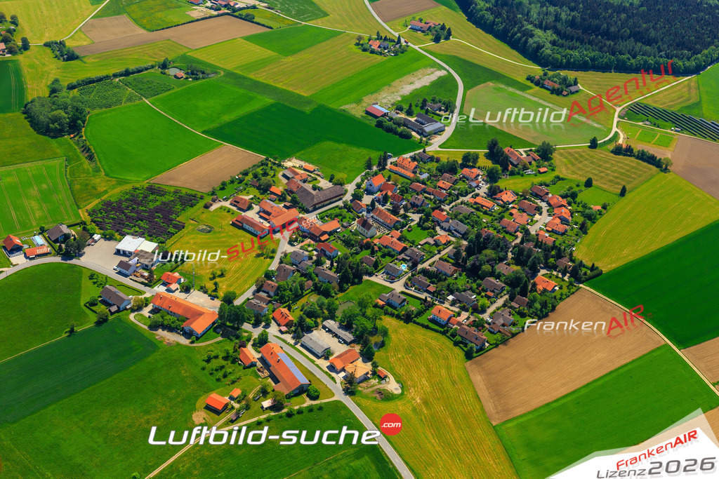 Die Luftaufnahme der Stadt Hohenlinden wurde vom UL-Flugzeug heraus erstellt ( keine Drohne )- hohe Auflösung für beste Qualität