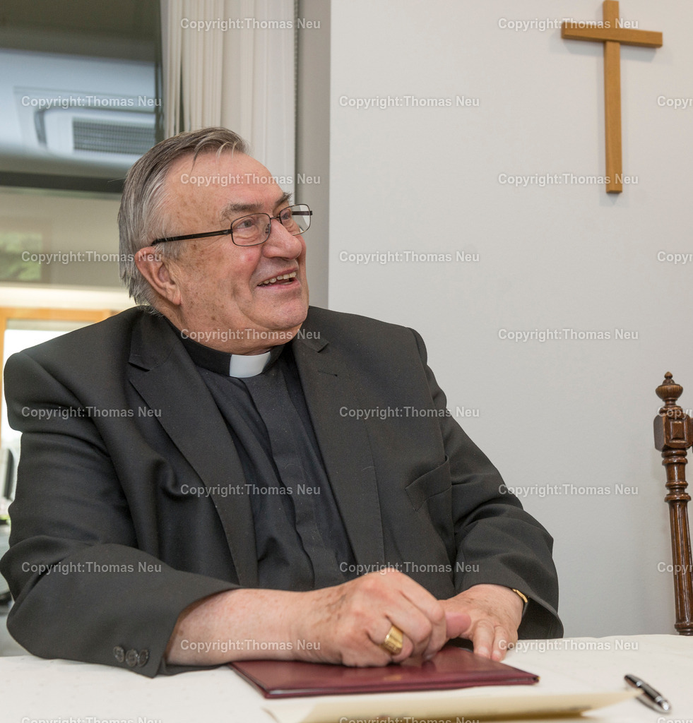 _DSC4760 | BensheimHGH, Veretragsunterzeichnung mit ,Karl Kardinal Lehmann,Dr. Peter Kurz (2.v.rechts), sitzenmd), , Oberbuergermeister Mannheim, Pfarrer Angelo Stiponovich, Alfred Daenzer, Geschaeftsfuehrer Uniklinik Mannheim (rechts, sitzend), , Bild: Thomas Neu