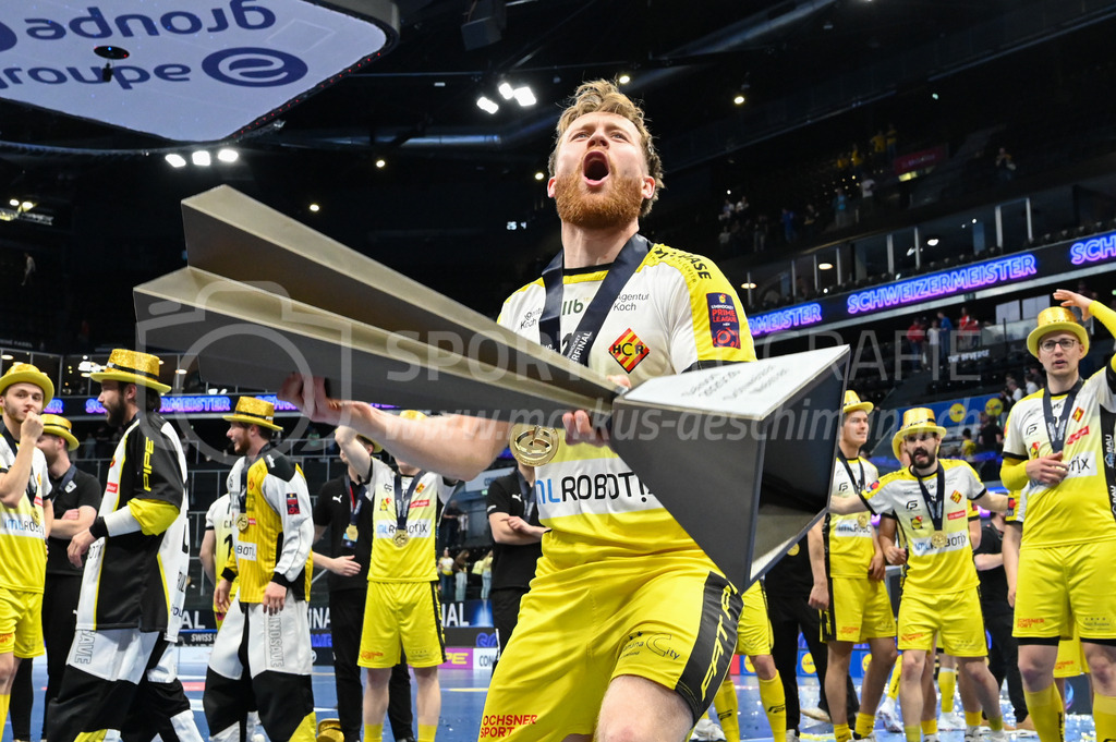 Zug United - HC Rychenberg - 25. April 2026 | Noah Püntener (#19 HC Rychenberg Winterthur) mit dem Pokal am L-UPL Superfinal-Spiel zwischen Zug United und HC Rychenberg am 25. April 2026 in der BCF Arena, Fribourg, Schweiz.Bild: Sportfotografie Markus Aeschimann | www.markus-aeschimann.ch - Realisiert mit Pictrs.com