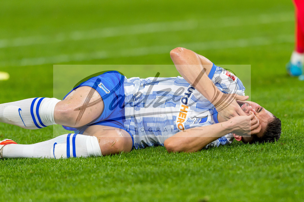 BSCRBL20220220_076 | Fussball, Herren: Marc Oliver Kempf (Hertha BSC) verletzt bei dem Spiel der 1. Bundesliga zwischen Hertha BSC und RB Leipzig im Olypiastadion am 20.02.2022 in Berlin, Deutschland.DFB / DFL REGULATIONS PROHIBIT ANY USE OF PHOTOGRAPHS AS IMAGE SEQUENCES AND/OR QUASI-VIDEO. - Realisiert mit Pictrs.com