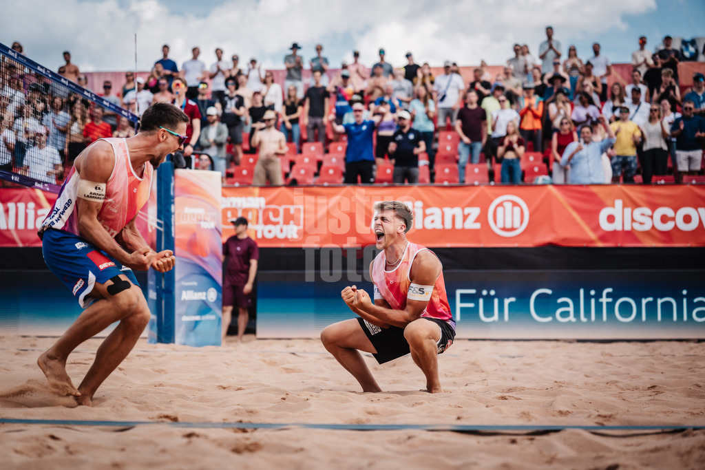 Beachvolleyball | Männer | Allianz German Beach Tour 2025 | Tourstop München | 11.07.2025 | v.l. David Poniewaz und Luis Kubo jubeln nach dem Sieg