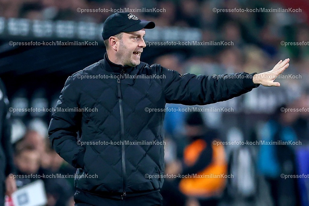 BMG28112501036 | 28.11.2025, Fußball, Borussia Mönchengladbach - RB Leipzig, 1. Fußball Bundesliga, 12.Spieltag, Borussia-Park, Saison 2025 2026: Cheftrainer Ole Werner (RB Leipzig #hc) gestikulierend am Spielfeldrand  DFB regulations prohibit any use of photographs as image sequences and or quasi-video.