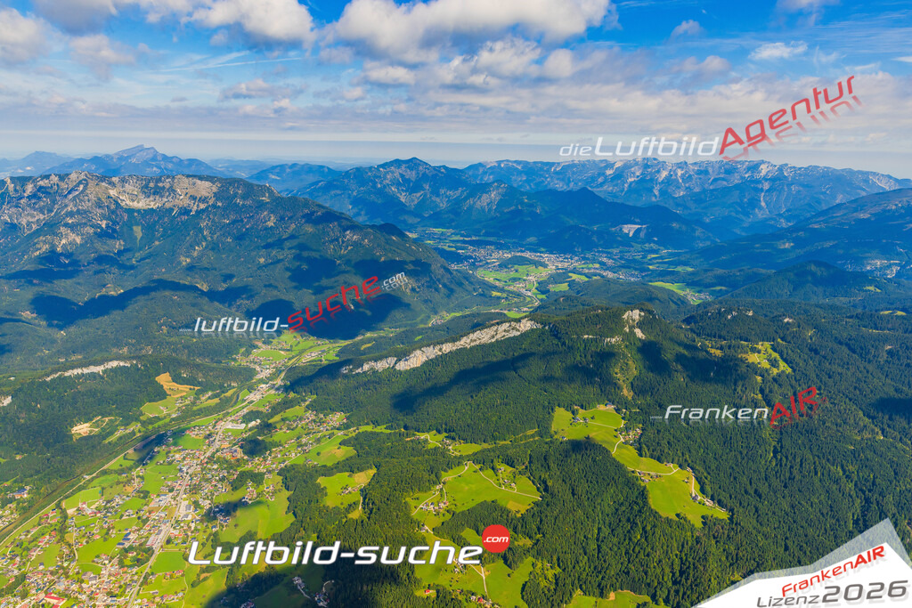 Luftaufnahme von Bad Goisern am Hallstättersee - Die Luftaufnahme wurde 2025 vom UL-Flugzeug heraus erstellt ( keine Drohne ) - Hochauflösende Luftaufnahme - für professionelle Ausdrucke geeignet. Die Geschenkidee !Mit Lizenz und Bildrechte bestellbar