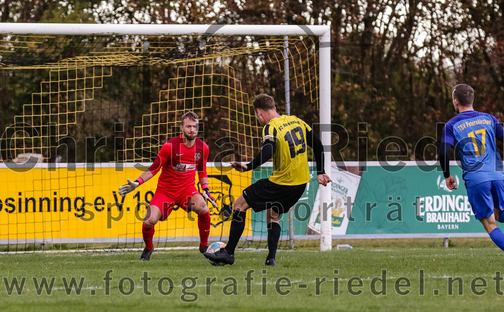 2023-11-11_039_FC_Moosinning_gegen_TSV_Peterskirchen | Moosinning, Deutschland, 11.11.2023:
Fußball, Bezirksliga Oberbayern Ost 2023 / 2024, 17. Spieltag, FC Moosinning gegen TSV Peterskirchen, Endergebnis: 5:0

Torwart Markus Mittermaier (TSV Peterskirchen, #1), Thomas Auerweck (FC Moosinning, #19), Thomas Maier (TSV Peterskirchen, #17)

Foto: Christian Riedel / fotografie-riedel.net