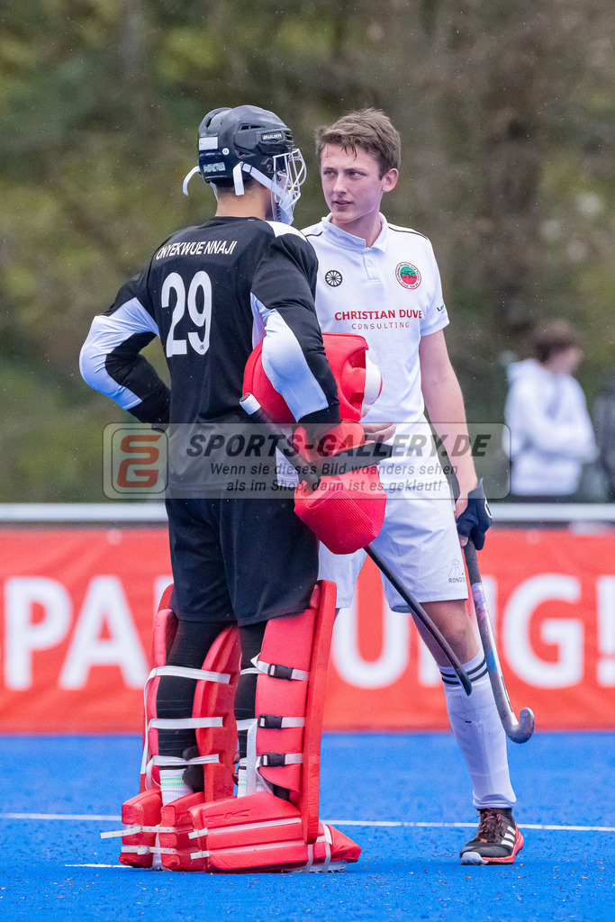 HK_20230422_107258 | 1. Bundesliga Herren Crefelder HTC - Düsseldorfer HC am 22.4.2023 Krefelder HTC ( CHTC ), Krefeld , Schröder Mika ( Crefelder HTC #33 ) , Joshua Onyekwue Nnaji Torwart ( Crefelder HTC #29 )