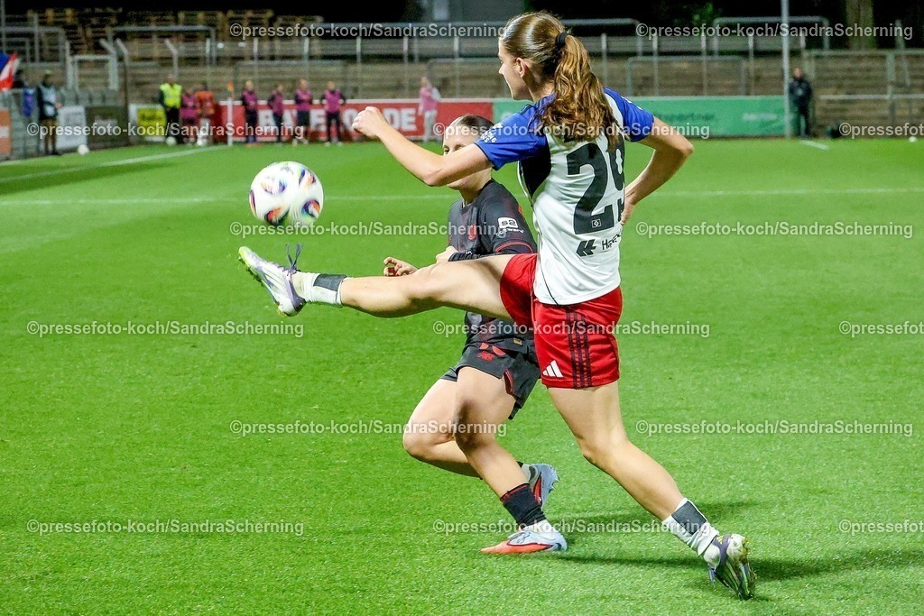 xsscx05112501012 | 05.11.2025, xsscx, Frauen Fuﬂball, Bayer 04 Leverkusen - Hamburger SV, Saison 2025 2026: Estrella Merino (Bayer 04 Leverkusen #10) im Zweikampf gegen Leni Eggert (Hamburger SV #29) DFB regulations prohibit any use of photographs as image sequences and or quasi-video.