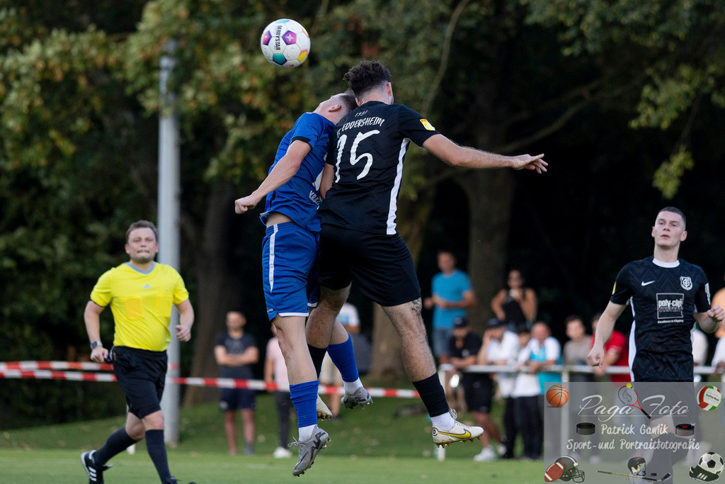 Hessenliga: Türk Gücü Friedberg - FC Eddersheim, 09.08.2024 | Niklas Kraus (Türk Gücü Friedberg #13) & Ivan Dujmovic (FC Eddersheim #15) im Kopfballduell, Türk Gücü Friedberg - FC Eddersheim, Friedberg, Städtischer Sportplatz, 9.8.2024 - Realisiert mit Pictrs.com