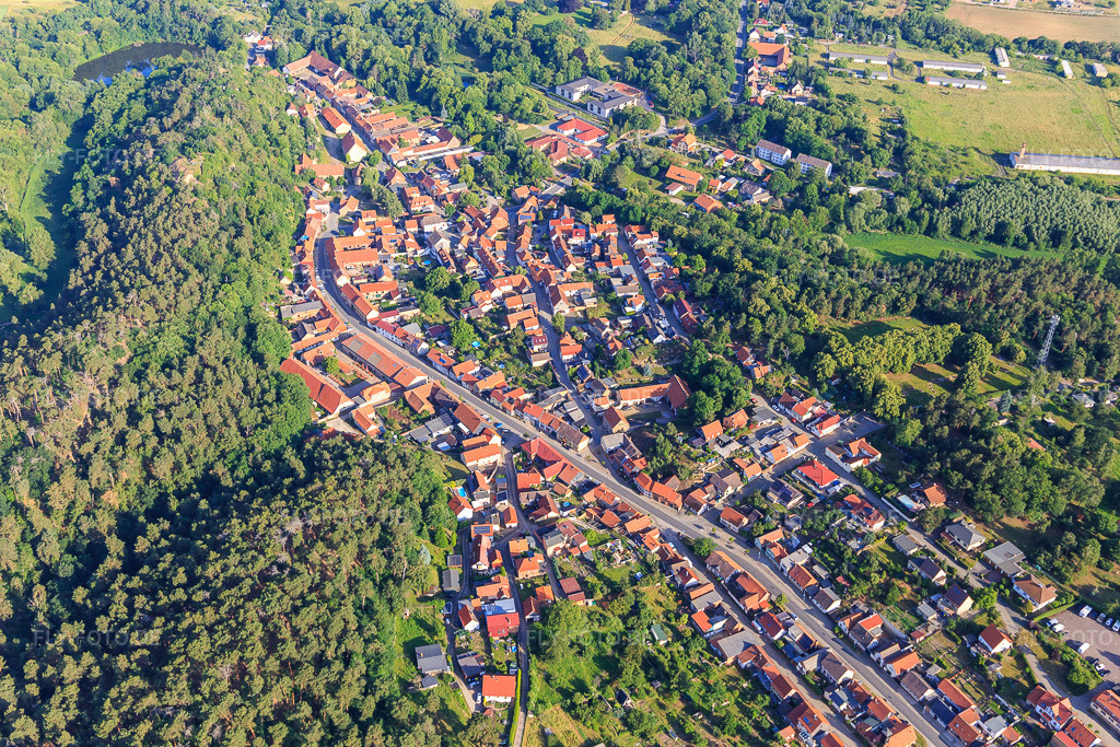 Luftbild: Ortsmitte mit Quedlinburger Straße im Ortsteil Langenstein in Halberstadt im Bundesland Sachsen-Anhalt in Deutschland. Foto: IMG_148215.jpg vom 14.06.2025 durch Werner Riehm/FLY-FOTO.de