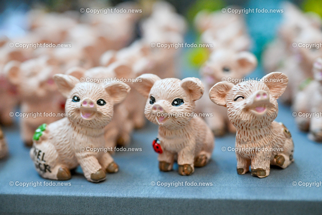 Gluecksbringer_ 27.12.2023-14 | 27.12.2023, Linz, AUT, Linz, im Bild Gluecksbringer, Glücksbringer, Gluecksymbole, Glücksymbole, Neujahr, Schwein, Rauchfangkehrer, Silvester, Jahreswechsel, Deko, Dekoration, Festlichkeit, Glückwunsch, Jahresbeginn, Party, Glück, Tradition, Figur