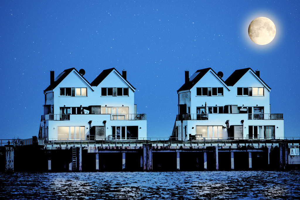 Photoart Moonlight: Monschein über den Ferienwohnungen in Olpenitz | Dieses Wandbild im Querformat zeigt die künstlerische Interpretation von Olpenitz im Mondschein. Einige Räume in den Ferienwohnungen sind beleuchtet. Das Licht der Ferienhäuser scheint auf das Wasser. Am Himmel ist der Vollmond und zahlreiche Sterne zu sehen. Somit erhalten Sie ein exklusives Kunstwerk der Ostseeregion. Zudem ist dieses Bild ein Teil der Photoartserie Moonlight in der weitere maritime Orte im Mondlicht gezeigt werden.   - Realisiert mit Pictrs.com