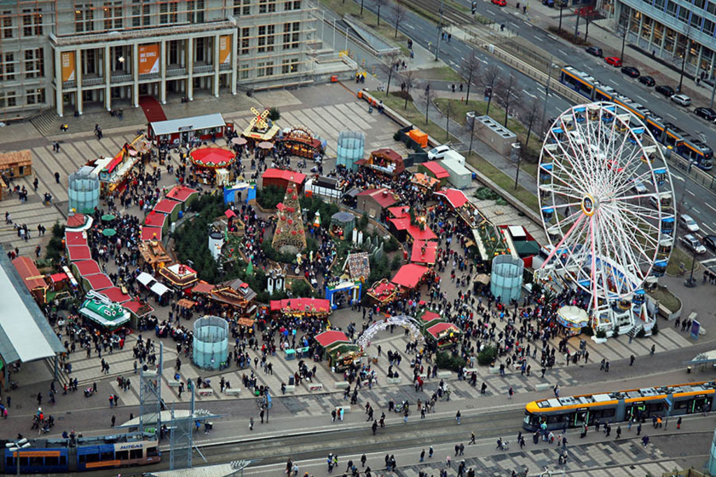 Leipziger Weihnachtsmarkt - Augustusplatz | Entdecke über 20 Kategorien Leipzig-Motive: Foto-Downloads, hochwertige Poster, Leinwand- & Fine-Art-Prints. Jetzt Lieblingsfoto im Bildlexikon Leipzig Shop bestellen!