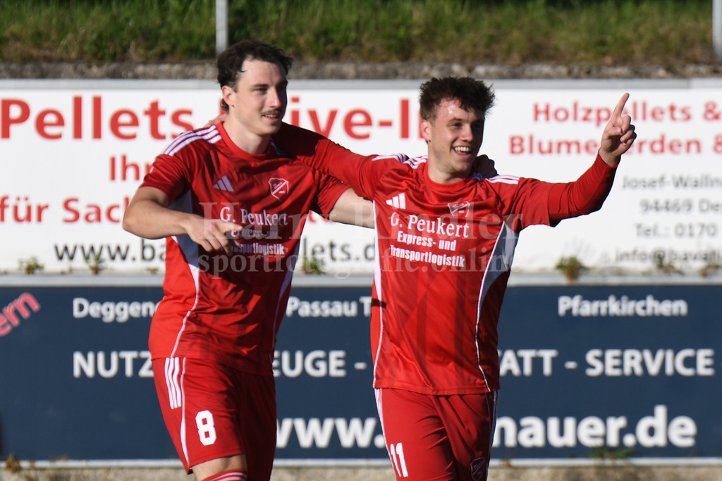 TSV Seebach Spieler 2025/26 | freuen sich über den Sieg li. Jonas Hoffmann (TSV Seebach #8) und Simon Griesbeck (TSV Seebach #11) - Realisiert mit Pictrs.com