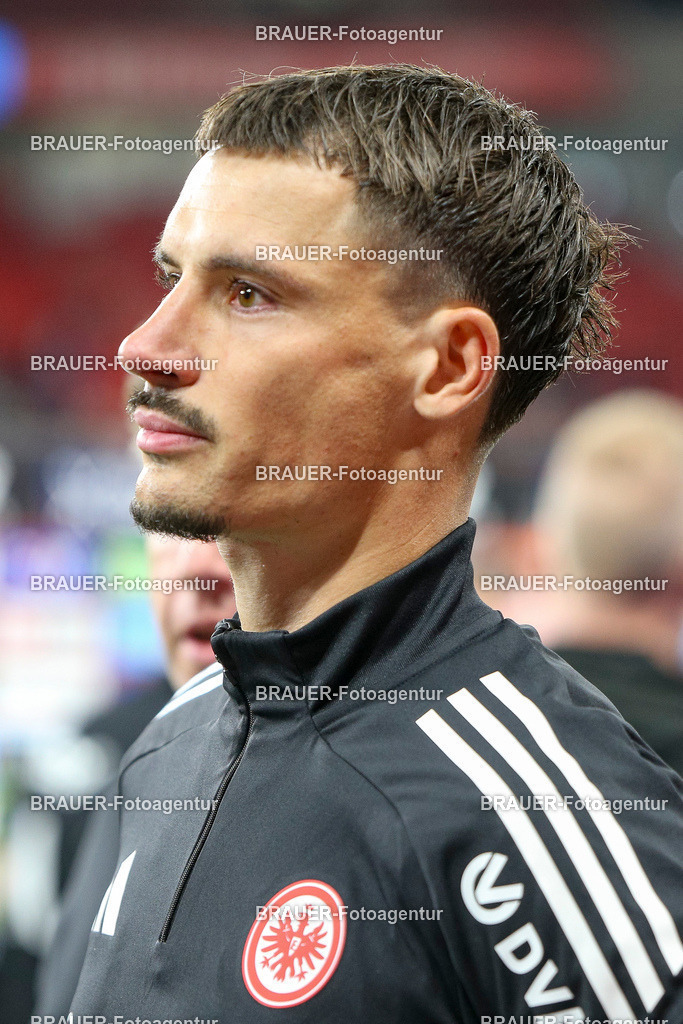 Bayer 04 Leverkusen vs Eintracht Frankfurt - Bundesliga  | Leverkusen, Deutschland, 12.09.25:   Robin Koch (Eintracht Frankfurt) schaut waehrend des Spiels der Bundesliga zwischen  Bayer 04 Leverkusen vs Eintracht Frankfurt in der BayArena(Foto von Brauer-Fotoagentur / Adrian Schlueter)