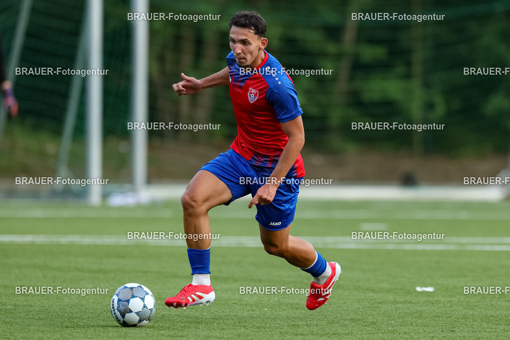 1_KFCWAT_20250723_1110.JPG -  - KFC Uerdingen - SG Wattenscheid 09 - Testspiel | Krefeld, Deutschland, 23.07.25: Nedzhib Hadzha (KFC Uerdingen) in Aktion, am Ball, Einzelaktion waehrend des Testspiel Spiels zwischen KFC Uerdingen - SG Wattenscheid 09 in der Covestro Sportpark am 23. July 2025 in Krefeld, Deutschland. (Foto von Stefan Brauer/Brauer-Fotoagentur)