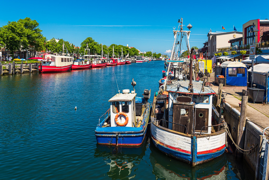 Blick auf den Alten Strom mit Fischkutter in Warnemünde | Blick auf den Alten Strom mit Fischkutter in Warnemünde.