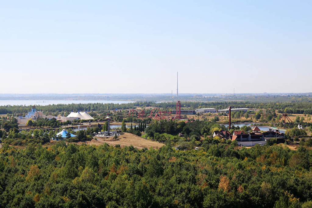 Aussichtsturm Bistumshöhe - Blick zu BELANTIS | Entdecke über 20 Kategorien Leipzig-Motive: Foto-Downloads, hochwertige Poster, Leinwand- & Fine-Art-Prints. Jetzt Lieblingsfoto im Bildlexikon Leipzig Shop bestellen!