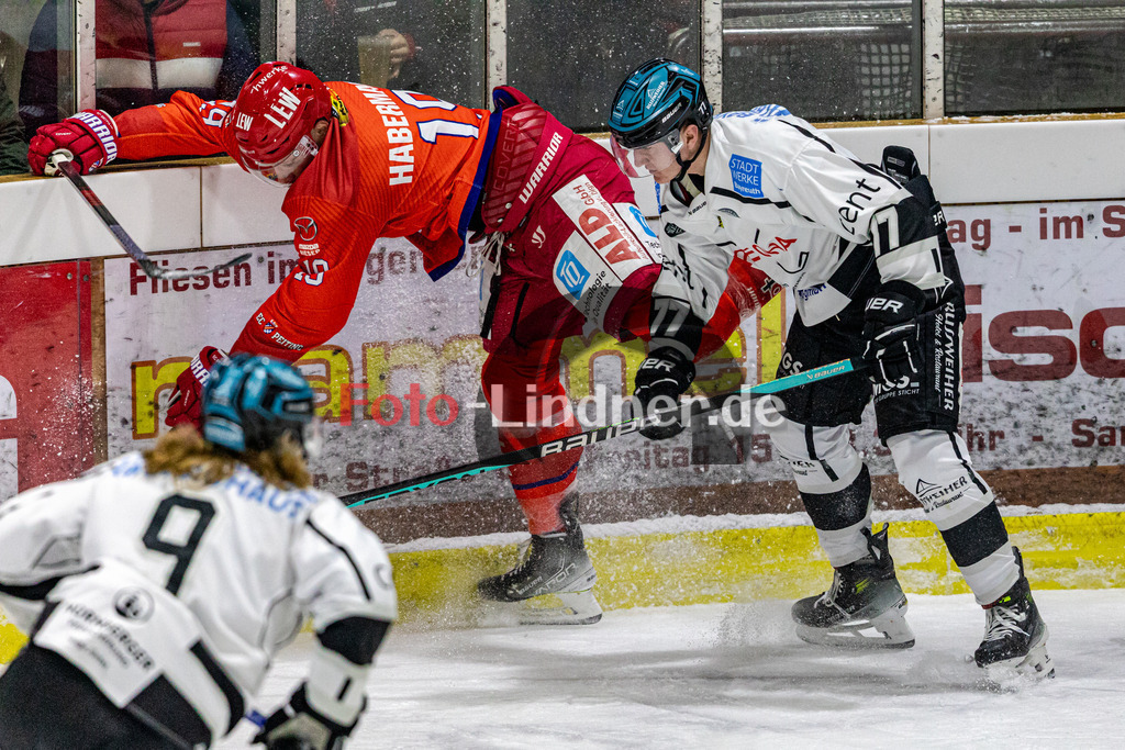 EC Peiting vs Bayreuth Tigers | Eishockey Oberliga Süd 2023/2024, EC Peiting vs Bayreuth Tigers, 20231112,
Harter kampf an der Bande zwischen Marco HABERMANN (ECP 19) und Thomas NUSS (Tigers 77),
2023-11-12 in Peiting (Eisstadion)
19 Marco HABERMANN (ECP 19), 77 Thomas NUSS (Tigers 77)
Copyright: WolfgangxLindner foto-lindner.de