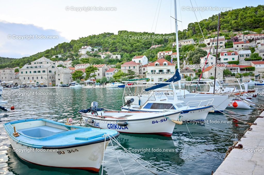 Kroatien_ Pucisca_ Brac_ 06.08.2023-36 | 06.08.2023, Kroatien, HRV, Brač, Insel in Dalmatien, Pucisca im Bild Hafen, Boote, Schiffe, Meer, Adria




Pučišća ist eine Gemeinde und ein Ort auf der Insel Brač in der Gespanschaft Split-Dalmatien in Kroatien. Der Ort ist vor allem für seinen weißen Kalkstein aus den lokalen Steinbrüchen und für seine Steinmetzkunst bekannt. 