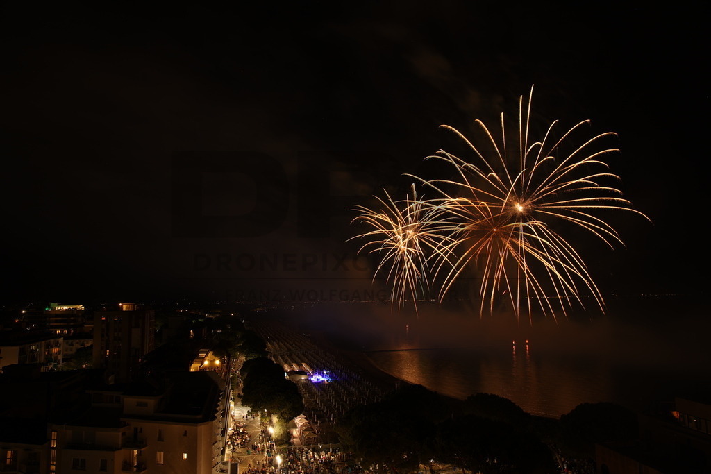 Ferragosto Fireworks in Grado, Italy | GRADO, ITALY, 15.AUG.26 - FIREWORKS - Ferragosto fireworks over the Adriatic Sea in Grado, Italy. Colorful fireworks light up the night sky above the beach, coastline and waterfront during the traditional summer celebration. - Realisiert mit Pictrs.com