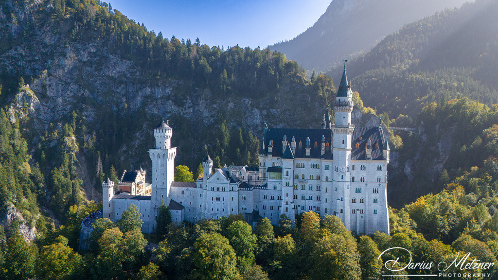 Das Schloss Neuschwanstein | Das Schloss Neuschwanstein steht oberhalb von Hohenschwangau bei Füssen im südöstlichen bayerischen Allgäu