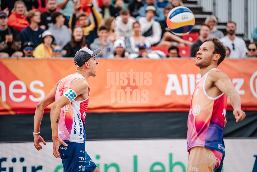 Beachvolleyball | Männer | Allianz German Beach Tour 2024 | Tourstop Kühlungsborn 2 | 18.08.2024 | links jubelt Momme Lorenz, rechts Eric Stadie