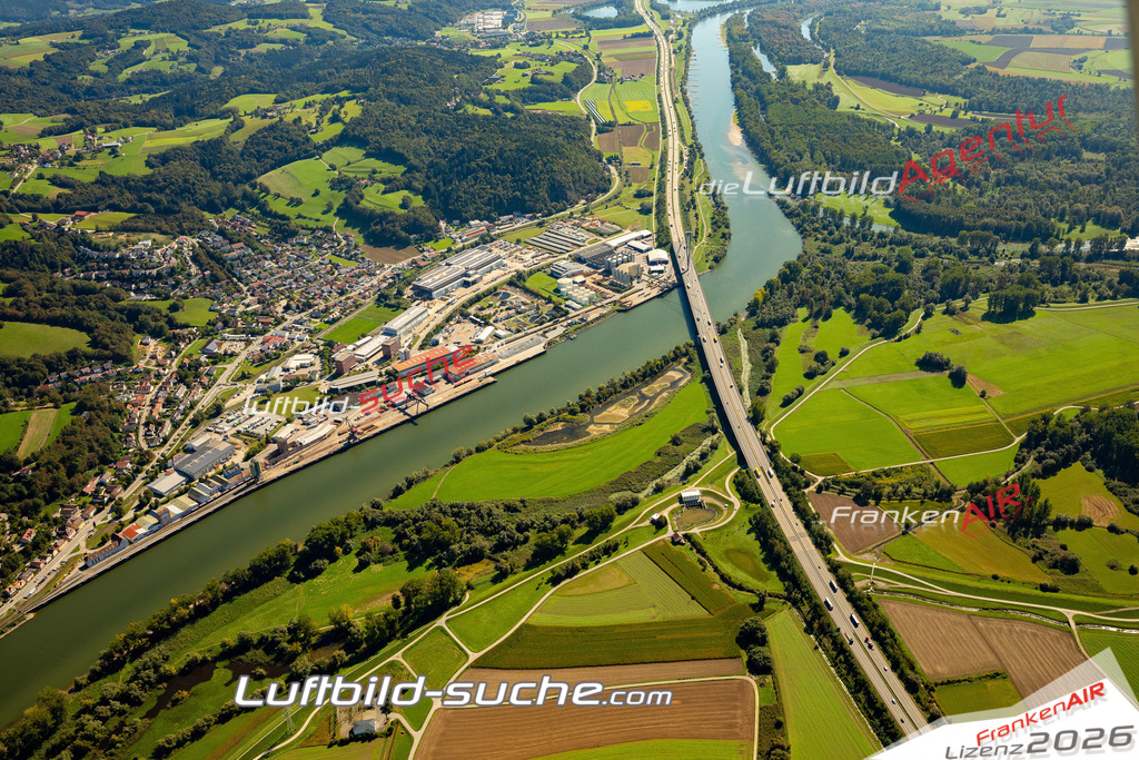 Das Luftbild zeigt : Deggenau Fluss Brücke Deggendorf - Die Luftaufnahme wurde 2023 vom UL-Flugzeug aus erstellt ( keine Drohne ) - Hochauflösende Luftaufnahme - Für grossformatige Ausdrucke geeignet. Die Geschenkidee !Mit Lizenz und Bildrechte bestellbar