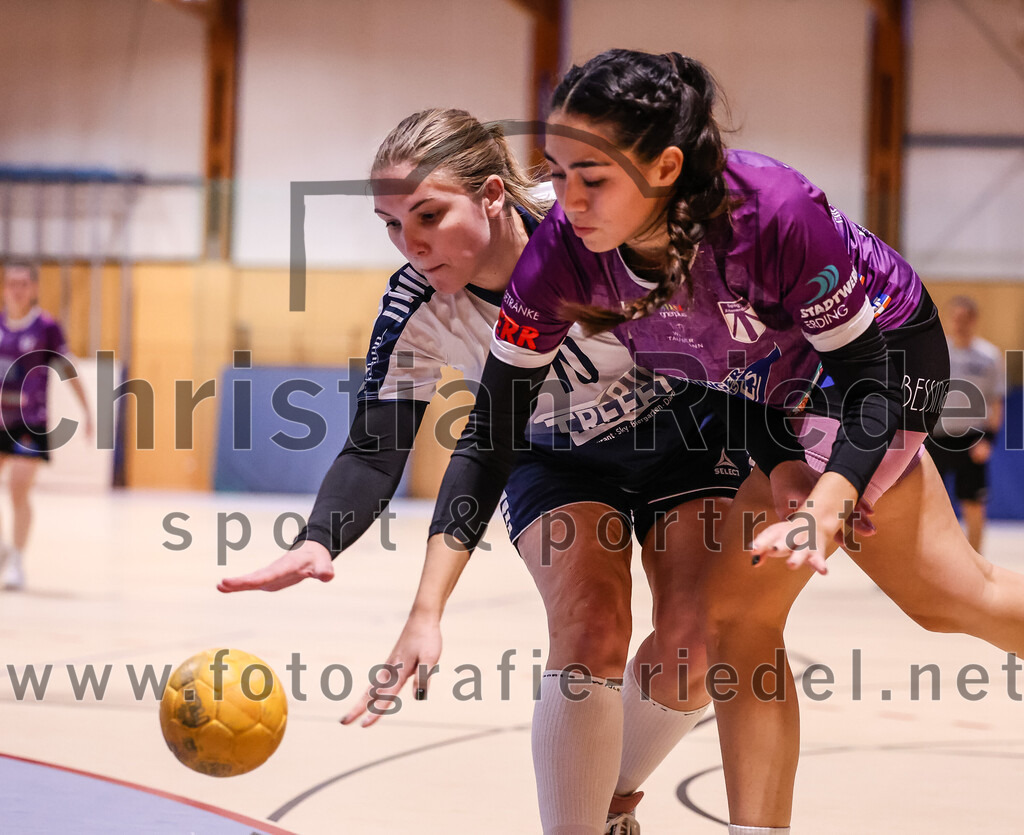 2024-11-24_010_SpVgg_Altenerding_gegen_HC_Donau-Paar_II | Erding, Deutschland, 24.11.2024:Handball, Bezirksoberliga Frauen Altbayern 2024 / 2024, 6. Spieltag, SpVgg Altenerding gegen HC Donau/Paar II, Endergebnis: 24:24Stephanie Lerailler (HC Donau/Paar, #10), Michelle Gruber (SpVgg Altenerding, #7)Foto: Christian Riedel / fotografie-riedel.net