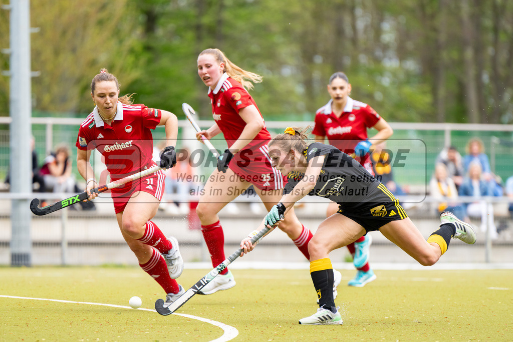 HK_20240407_100190 | 1. Bundesliga Hockey Damen Rot-Weiss Köln - Harvestehuder THC am 7.4.2024 Rot-Weiss Köln, Köln , Nike Lorenz ( Rot-Weiss Köln #11 ) , Kiefer Katharina ( Harvestehuder THC #33 )