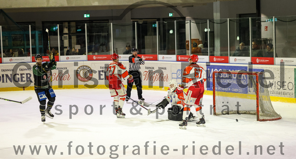 2022-12-02_142_TSV_Erding_gegen_EV_Pegnitz | Erding, Deutschland, 02.12.2022:
Eishockey, Bayernliga 2022 / 2023, 17. Spieltag, TSV Erding gegen EV Pegnitz, Endergebnis: 9:3

Mark Waldhausen (Erding Gladiators, #27), Bastian Heringklee (EV Pegnitz, #77), Torwart Filip Rieger (EV Pegnitz, #51), Eric Schuster (EV Pegnitz, #67)

Foto: Christian Riedel / fotografie-riedel.net