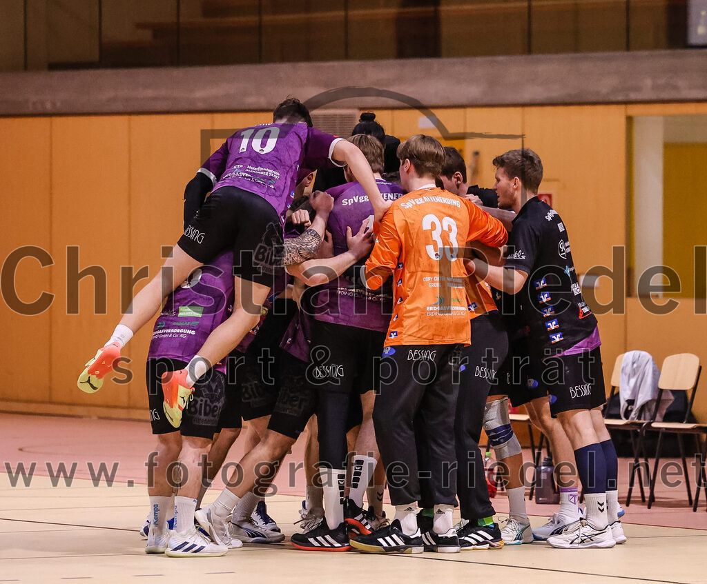 2024-11-24_007_SpVgg_Altenerding_gegen_ASV_Dachau | Erding, Deutschland, 24.11.2024:Handball, Bezirksoberliga Männer 2024 / 2025, 8. Spieltag, SpVgg Altenerding gegen ASV Dachau, Endergebnis: 30:23Tim Steininger (SpVgg Altenerding, #10), Torwart Jannik Fleps (SpVgg Altenerding, #33)Foto: Christian Riedel / fotografie-riedel.net