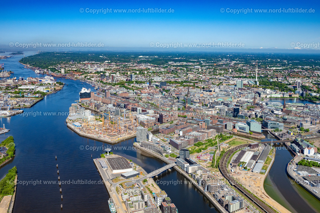 Hamburg_Hafencity_Baustelle_ELS_3512150522 | HAMBURG 15.05.2022 Baustelle zum Neubau des Gebäudekomplexes des Einkaufszentrum am Überseequartier am Chicagokai - Osakaallee im Bereich des ehemaligen Grasbrooks im Ortsteil Hafencity in Hamburg, Deutschland. Weiterführende Informationen bei: CHRISTIAN DE PORTZAMPARC,  Depenbrock Bau GmbH & Co. KG,  F + Z Baugesellschaft, Zweigniederlassung der Hecker Bau GmbH & Co. KG,  Stump-Franki Spezialtiefbau GmbH,  Unibail-Rodamco Germany GmbH,  Unibail-Rodamco ÜSQ Süd Quartiersmanagement GmbH. // Construction site for the new building complex of the shopping center at Ueberseequartier at Chicagokai - Osakaallee in the area of the former Grasbrooks in the Hafencity district in Hamburg, Germany. Further information at: CHRISTIAN DE PORTZAMPARC,  Depenbrock Bau GmbH & Co. KG,  F + Z Baugesellschaft, Zweigniederlassung der Hecker Bau GmbH & Co. KG,  Stump-Franki Spezialtiefbau GmbH,  Unibail-Rodamco Germany GmbH,  Unibail-Rodamco UeSQ Sued Quartiersmanagement GmbH. Foto: Martin Elsen