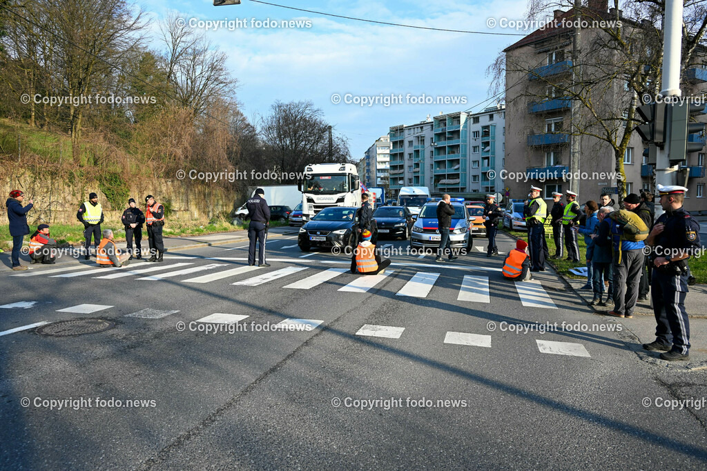  Klimagegner Linz Waldeggstrasse_ Klimakleber_ 20.03.2023-62 | 20.03.2023, Linz, AUT, Klimagegner Linz Klimakleber, im Bild Klimagegner kleben auf der Strasse, Linz Waldeggstrasse, Polizei, Verkehr, Zebrastreifen, Fussgaengeruebergang, Transparent, Demo, Klimawandel