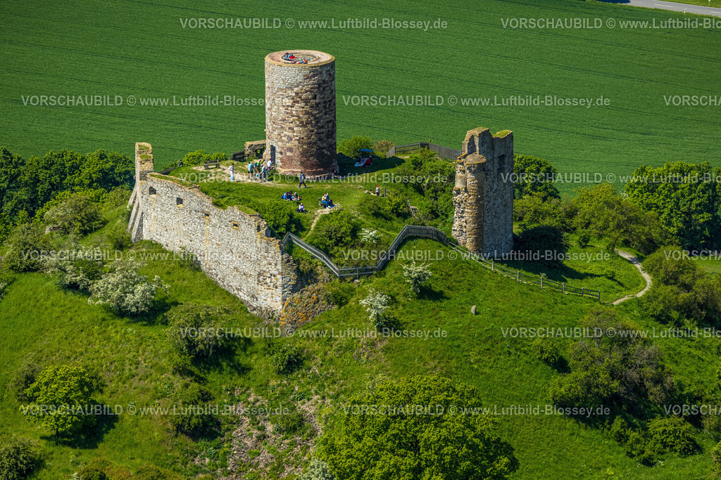 Warburg240505048BurgDesenberg | Luftbild, Burg Desenberg auf einem Vulkankegel, historische Sehenswürdigkeit, Ruine einer Höhenburg in der Warburger Börde, Besucher auf der Aussichtsplattform, Daseburg, Warburg, Ostwestfalen, Nordrhein-Westfalen, Deutschland