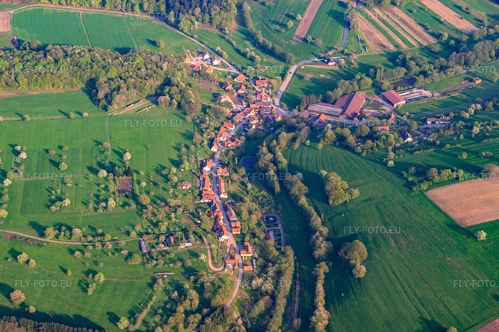 Vue aérienne: Petit district Wingen du nord à Wingen dans le département Bas Rhin, France – .Photo: IMG_56813.jpg prise le 05/05/2013 par Werner Riehm/FLY-FOTO.eu – Résolution de l'original: 4752 x 3168 px