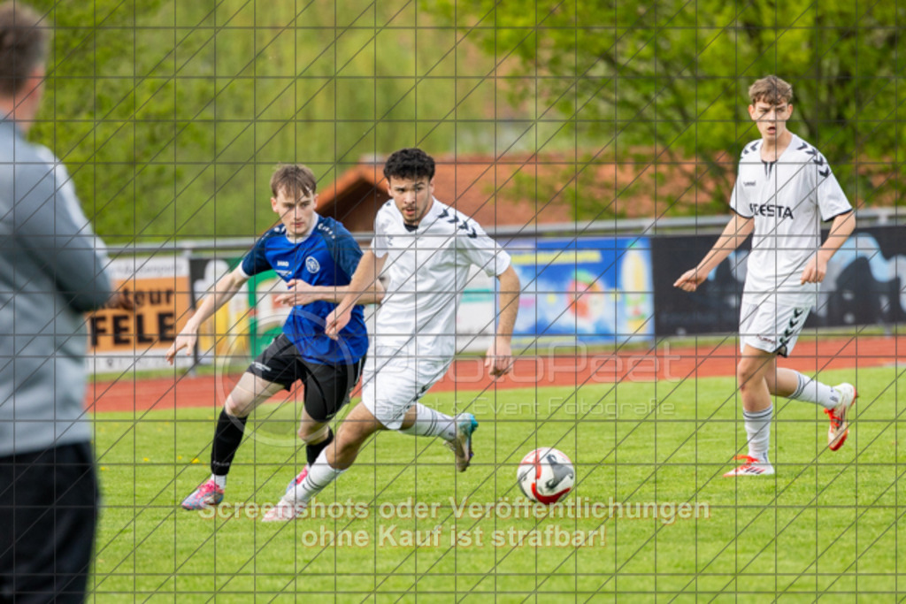 20250426_173831_0632 | #, SGM 1.FC Donzdorf/Reichenbach (weiß) vs. SGM FV 08 Unterkochen (blau), Fussball, A-Junioren Regionenstaffel Mitte 3 - WfV, Saison 2024/2025, Rasenplatz, Lautertal Stadion, Süßener Straße 16, 73072 Donzdorf, 26.04.2025 - 16:00 Uhr,Foto: PhotoPeet-Sportfotografie/Peter Harich