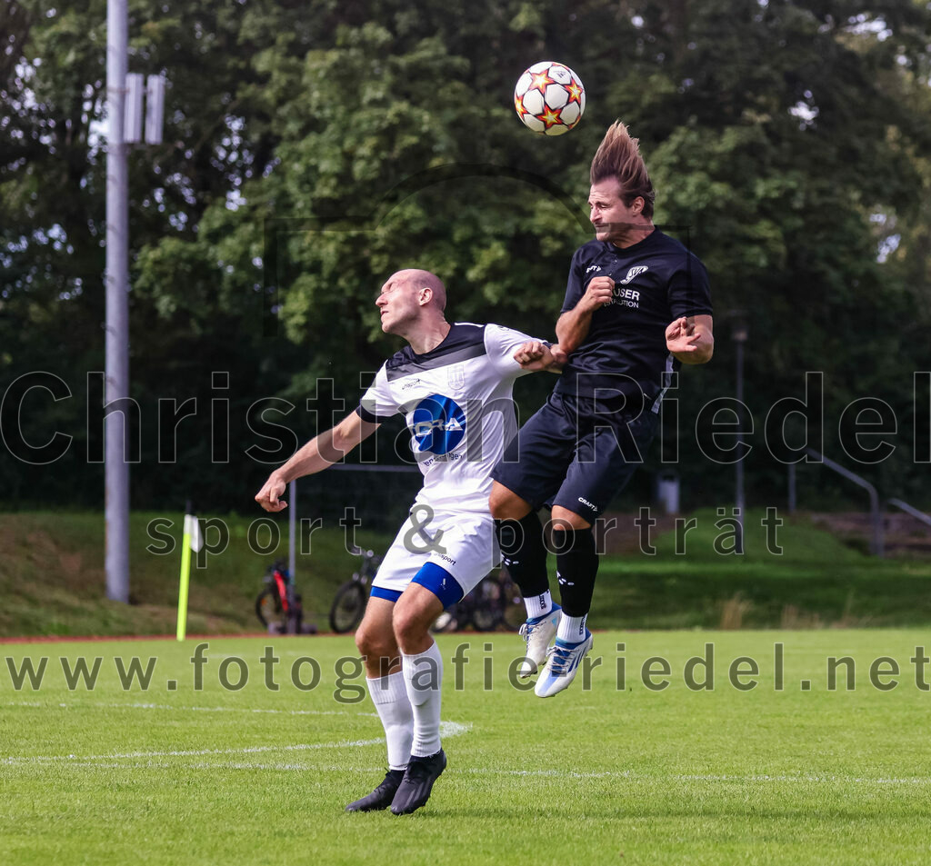 2023-09-03_049_SV_Anzing_gegen_TSV_Ottobrunn | Anzing, Deutschland, 03.09.2023:
Fußball, Kreisliga 2023 / 2024, Testspiel, 3. Spieltag, Endergebnis: 3:0

Simon Pleninger (TSV Ottobrunn, #9), Andreas Hetzel (SV Anzing, #11)

Foto: Christian Riedel / fotografie-riedel.net