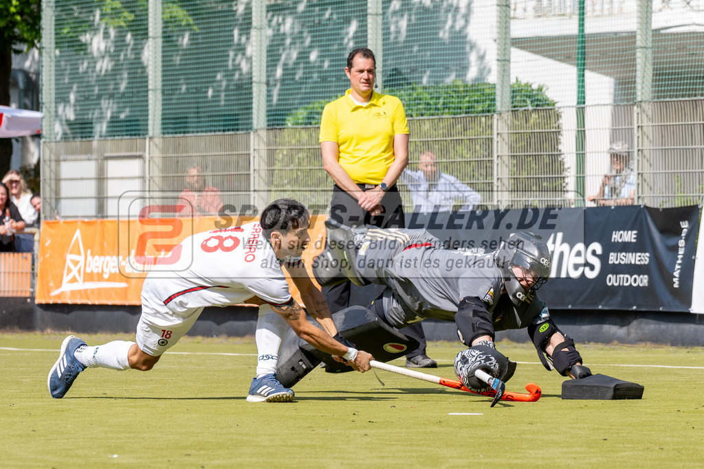 SFE_20240511_0182 | Krefeld, Deutschland, 11.05.2024: Martin Ferreiro (Crefelder HTC) Jean Danneberg (Rot-Weiss Köln) in Aktion waehrend des Spiels der Feldhockey 1. Bundesliga Herren zwischen Crefelder HTC - Rot Weiss Köln im Gerd-Wellen-Hockeyanlage am 11.05.2024 in Krefeld, Deutschland. (Foto von Stephan Fehrmann)

Krefeld, Germany, 11.05.2024: Martin Ferreiro (Crefelder HTC) Jean Danneberg (Rot-Weiss Köln) in action during the game of Feldhockey 1. Bundesliga Herren between Crefelder HTC - Rot Weiss Köln in Gerd-Wellen-Hockeyanlage at 11.05.2024 in Krefeld, Deutschland. (Foto from Stephan Fehrmann)