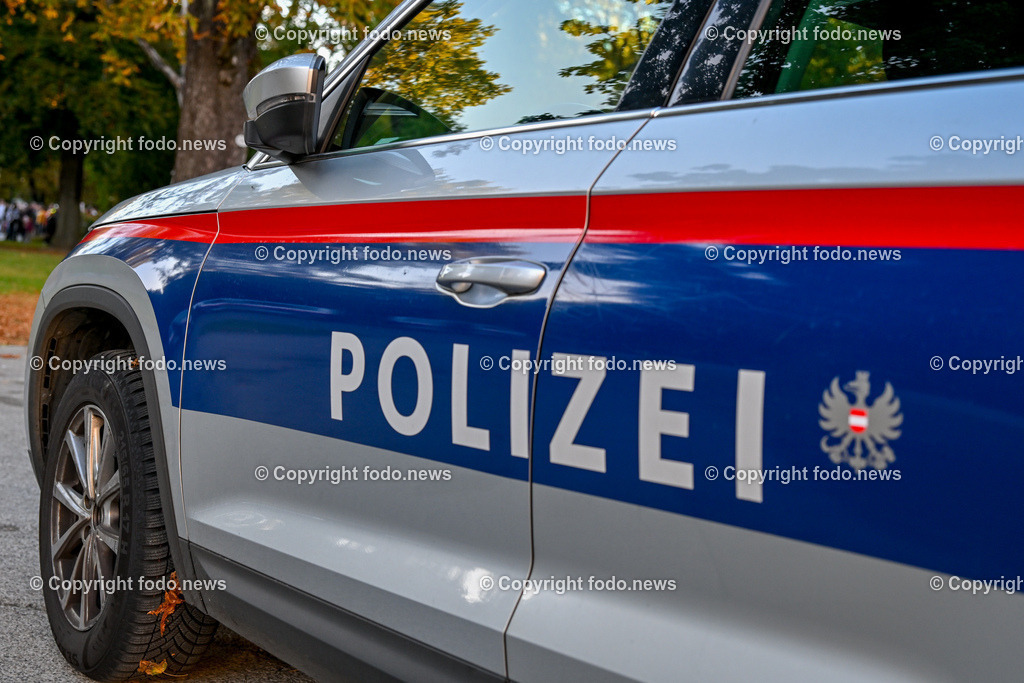 Demonstration_ Paleastina_ Linz_ 22.10.2023-56 | 22.10.2023, Linz, AUT, Demonstration Paleastina in Linz Volksgarten, im Bild Palästina, Gaza, Demoteilnehmer, Teilnehmer, Kundgebung, Plakate, Fahnen, Polizei, Beamte, Polizeifahrzeuge, Einsatzkraefte