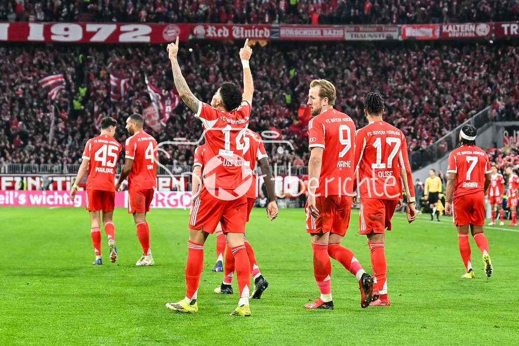 FC Bayern München - RB Leipzig | MUNICH, GERMANY - 11. FEBRUARY: Jubel der Bayern nach dem Treffer zum 2-0 durch Luis DIAZ (FC Bayern Munich 14) / Tor / Torschuetze / Freude / Happy während dem Spiel zwischen dem FC Bayern München und RB Leipzig beim Viertelfinale des DFB-Pokales in der Allianz Arena
