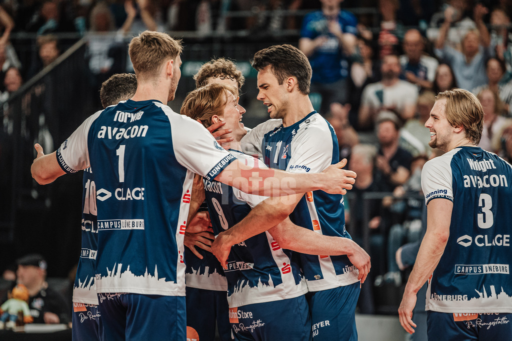 Volleyball | Herren | Saison 2024/2025 | 1. Volleyball Bundesliga Männer | Halbfinale | SVG Lüneburg vs. VfB Friedrichshafen | 19.04.2025 | Jubel SVG Lüneburg, v.l. Oskar Alve Espeland (#9, SVG Lüneburg) und Xander Wolf Wassenaar Ketrzynski (#11, SVG Lüneburg)