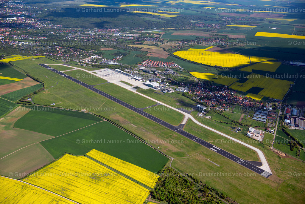 4025586 | ERFURT 06.05.2020 Start- und Landebahnen mit Rollwegen Hangaranlagen und Terminals auf dem Gelände des Flughafen im Ortsteil Bindersleben in Erfurt im Bundesland Thüringen, Deutschland. Weiterführende Informationen bei: Flughafen Erfurt GmbH. // runway with hangar taxiways and terminals on the grounds of the airport in the district Bindersleben in Erfurt in the state Thuringia, Germany. Further information at: Flughafen Erfurt GmbH. Foto: Gerhard Launer