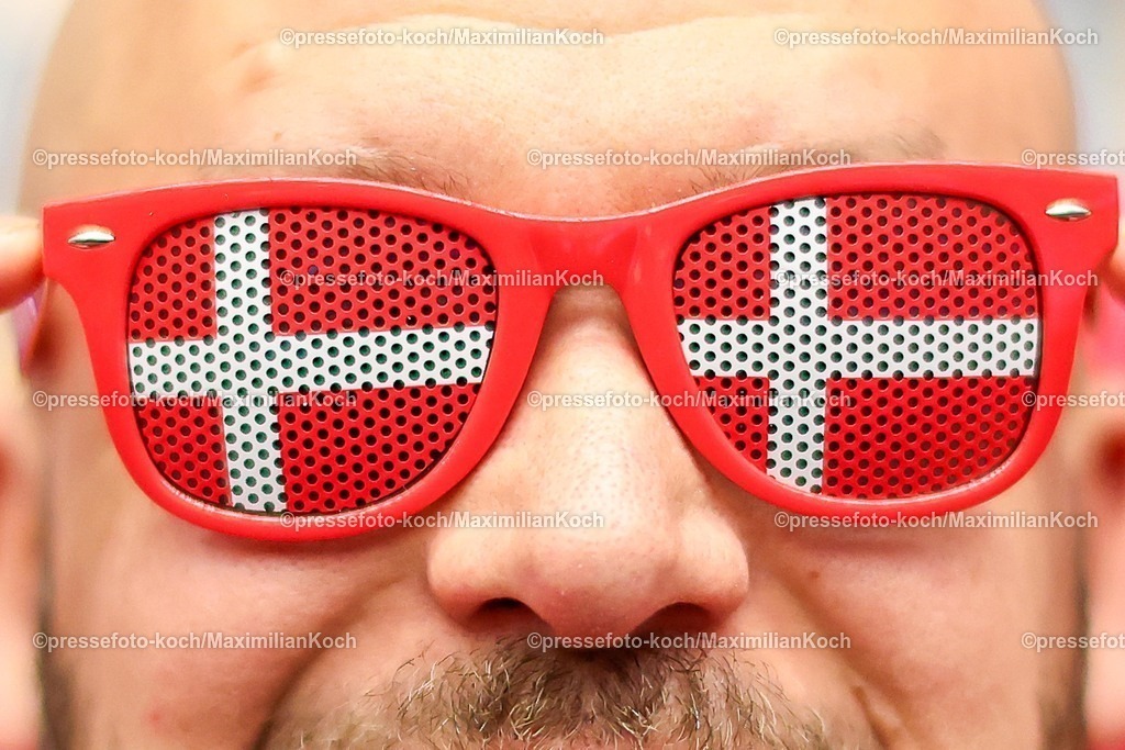 EHF18012602002 | 18.01.2026, Handball, Men's EHF EURO 2026, Dänemark - Rumänien, Jyske Bank Boxen in Herning, Dänemark, Preliminary Round: Feature Gute Laune Stimmung Emotionen Fans Handballfans Zuschauer Besucher Dänische Danamarkfans 