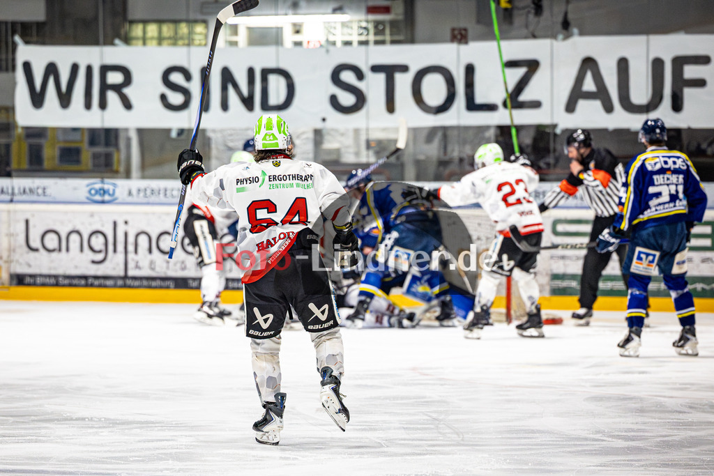EHC Waldkraiburg LÖWEN gegen Peißenberg MINERS | Eishockey Bayernliga 2025/26 Pre-Playoff Spiel 3, EHC Waldkraiburg LÖWEN gegen Peißenberg MINERS, 20260203,Tor Weiland PARRISH (MINERS 13), Torjubel,2026-02-03 in Waldkraiburg (Raiffeisen Arena), Marek HALODA (MINERS 64)Copyright: WolfgangxLindner www.foto-lindner.de