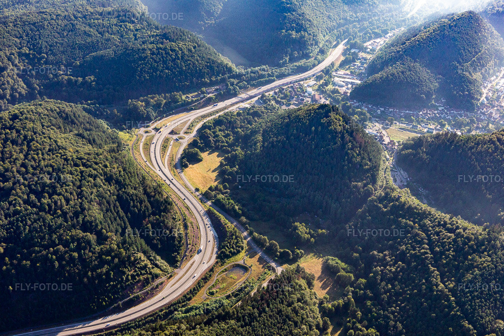Luftbild: Ausfahrt Hinterweidenthal der B10 im Queichtal in Hinterweidenthal im Bundesland Rheinland-Pfalz in Deutschland. Foto: IMG_143154.jpg vom 06.08.2024 durch Werner Riehm/FLY-FOTO.de