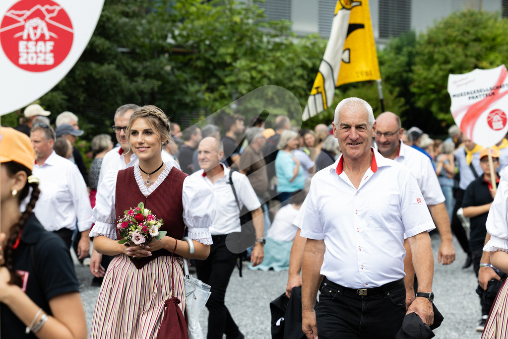 ESAF2025_Freitag_4038 | Die Schwinger des Schwyzer Kantonalen Schwingerverbandes: Fotos, die Dynamik und Leidenschaft festhalten, sowie emotionale Momente aus dem traditionellen Schwingsport zeigen. - Realisiert mit Pictrs.com
