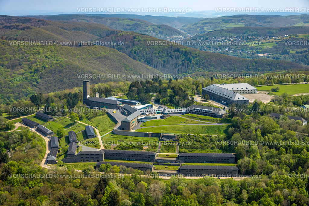 Schleiden240502042Vogelsang | Luftbild, Vogelsang IP Gebäudekomplex und historisches Museum auf dem Berg Erpenscheid, unter Denkmalschutz stehende ehemalige NS-Ordensburg Vogelsang, Waldgebiet Nordeifel Nationalpark Eifel, Fernsicht Hügel und Täler, Morsbach, Schleiden, Nordrhein-Westfalen, Deutschland